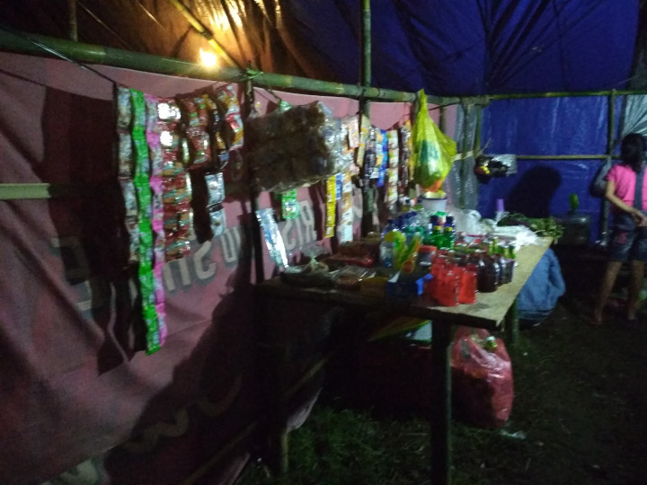 Warga Menyambung Hidup dengan Berjualan di Posko Pengungsian