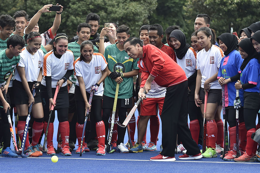 Aksi Jokowi Jajal Lapangan Hoki di GBK