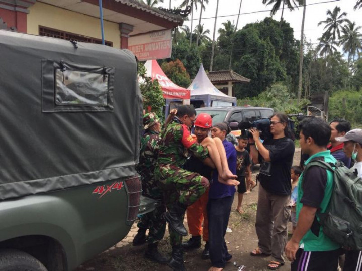 Lumpuh Total, Warga Besakih Dievakuasi TNI
