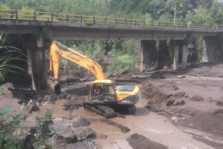 Sungai Yeh Sah Dinormalisasi Antisipasi Jembatan Ambrol