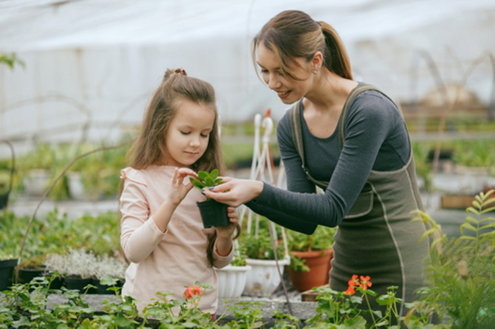 Jalan-jalan di Alam Terbuka Bantu Memperkuat Ikatan Ibu dan Anak