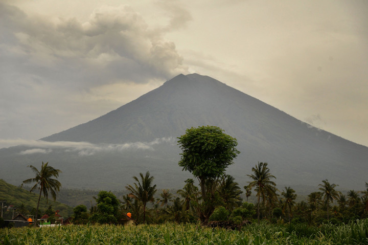 Aktivitas Menurun, Status Gunung Agung Masih Awas