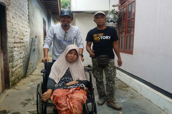 Haru Perempuan Lumpuh saat Menerima Kursi Roda