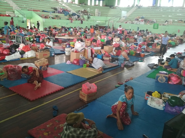 Kekurangan Air, Pengungsi Gunung Agung Gunakan Air Hujan untuk Mandi