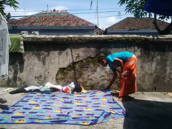 Pangungsi di Banjar Peken Jemur Pakaian di Lantai Halaman