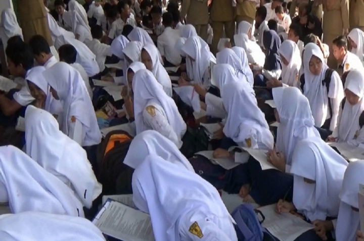 Siswa Ujian di Masjid karena Banjir Rusak Sekolah