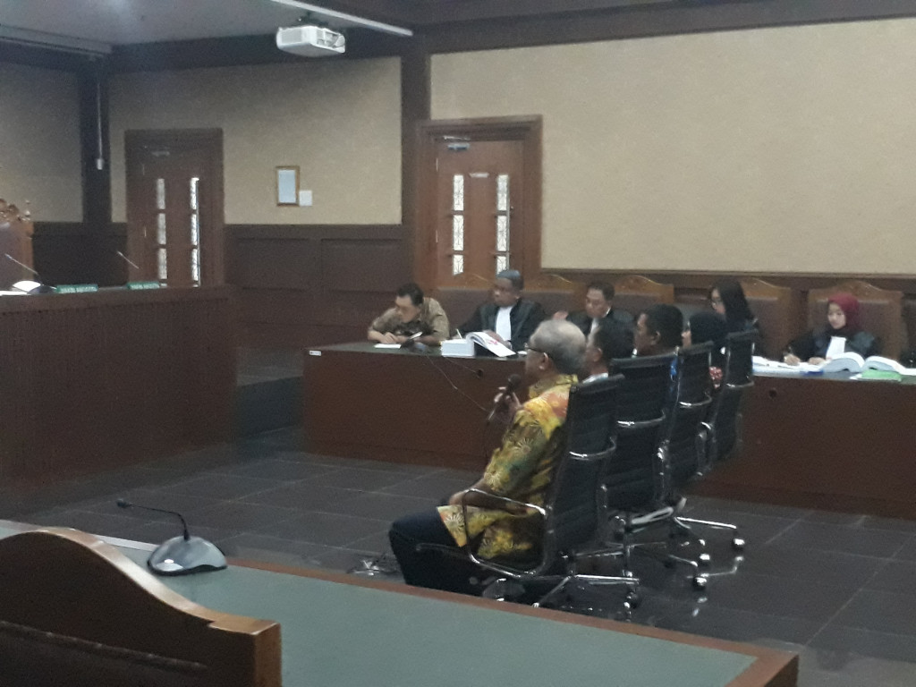 Mantan pejabat Kemenhub Mauritz Sibarani (kiri)/Medcom.id/Damar Iradat