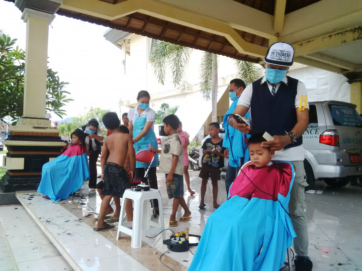 Jasa Potong Rambut Gratis di Pengungsian GOR Swecapura