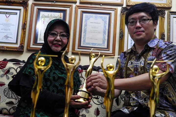 Waldjinah Terima AMI Awards di Solo