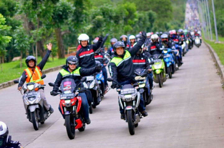 Pengguna Motor dan Mobil Suzuki Touring Bareng