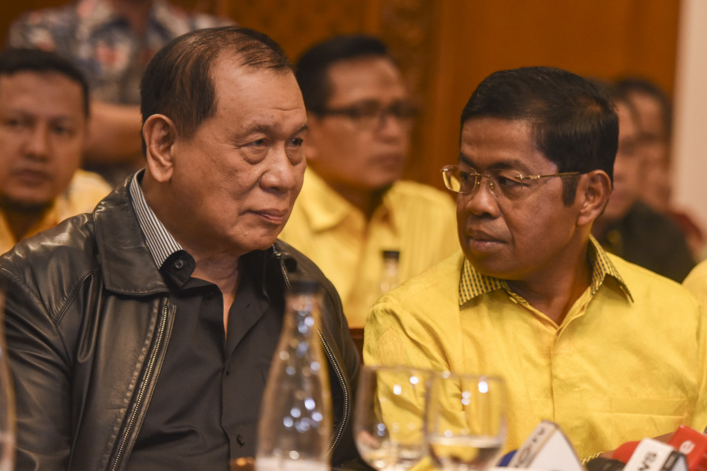 Plt Ketum DPP Partai Golkar Idrus Marham (kanan) didampingi dengan Ketua Korbid Kepartaian Golkar Kahar Muzakir memberikan keterangan pers terkait pertemuan DPP dan DPD I di Jakarta, Sabtu (25/11/2017). Foto: Antara/Hafidz Mubarak