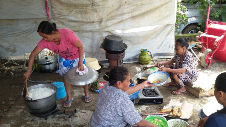 Perabot Masak Hilang, Warga Masih Tergantung pada Dapur Umum