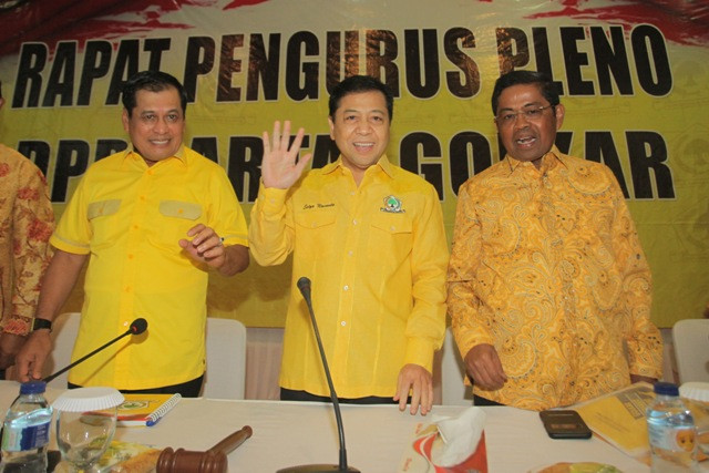 Ketua Umum DPP Partai Golkar Setya Novanto (tengah) didampingi Sekjen Idrus Marham (kanan) dan Ketua Harian Nurdin Halid (kiri). Foto: Antara/M Adimaja