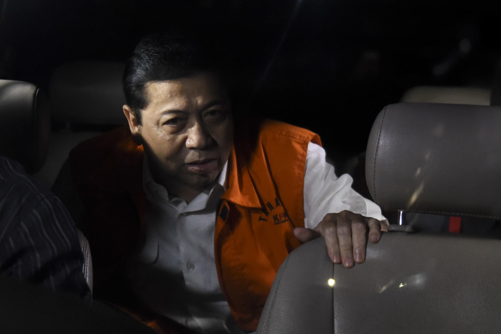 Ketua DPR Setya Novanto memasuki mobil tahanan seusai menjalani pemeriksaan di gedung KPK, Jakarta. Foto: Antara/Hafidz Mubarak A.