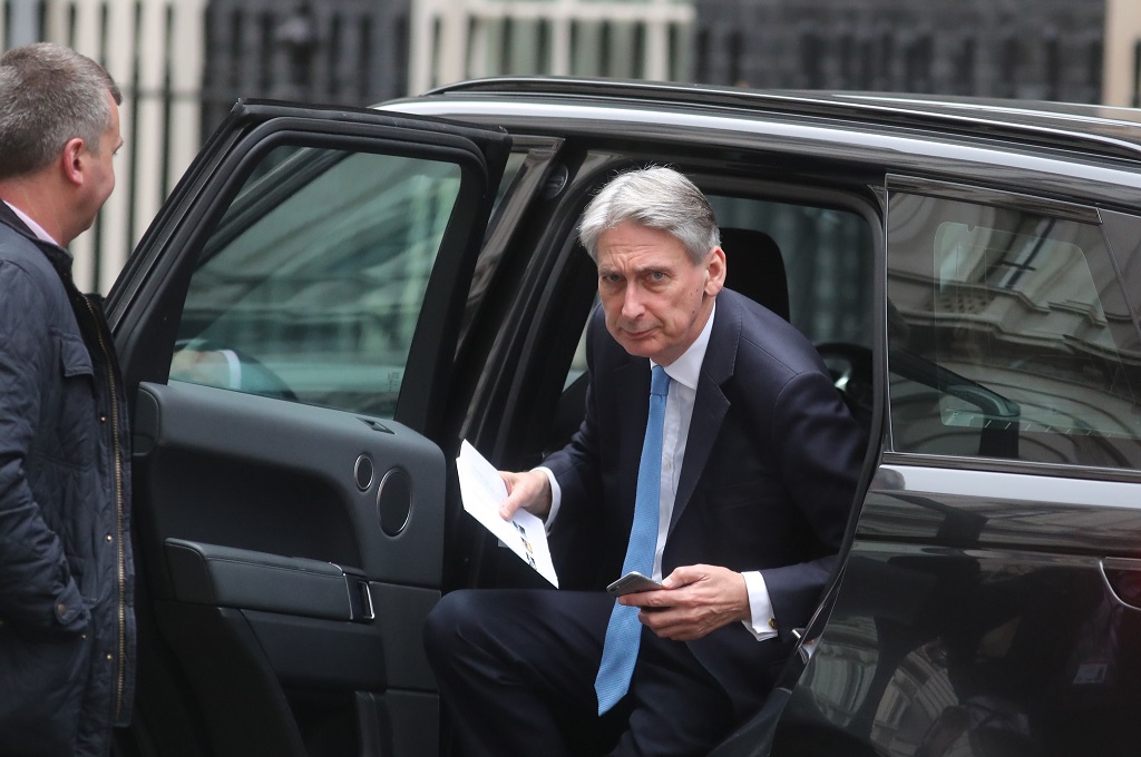 Menkeu Inggris Philip Hammond saat tiba di 11 Downing Street, London, 29 November 2017. (Foto: AFP/DANIEL LEAL-OLIVAS)
