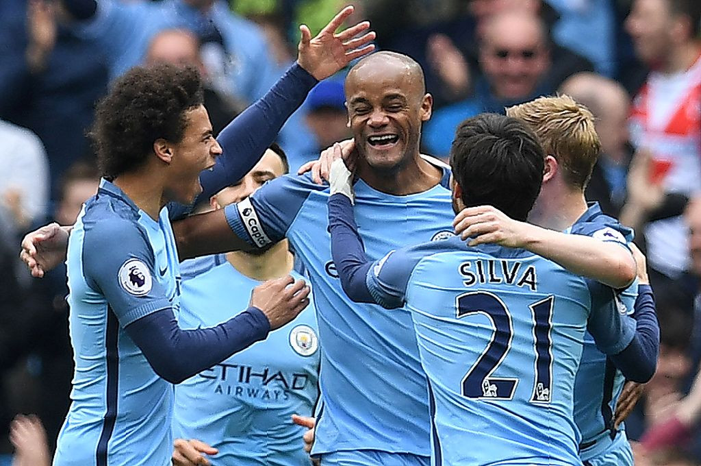 Aksi Vincent Kompany dan penggawa Manchester City saat merayakan gol ke gawang Crystal Palace di laga EPL (Foto: AFP PHOTO / Paul ELLIS)