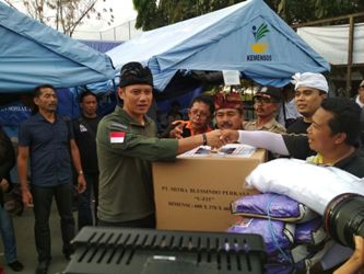 AHY Kirim Bantuan untuk Pengungsi di Gor Swecapura