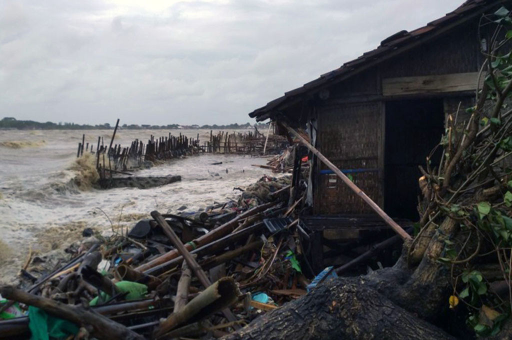 Ombak besar melanda Kelurahan Demaan, Jepara, Jawa Tengah -- medcom.id/Rhobi Shani