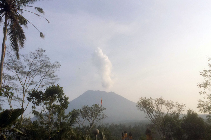 Pagi Ini, Gunung Agung Keluarkan Kepulan Asap Setinggi 2.000 Meter