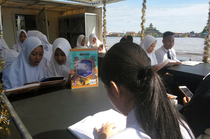 Kini Ada Perpustakaan Terapung di Sungai Kapuas