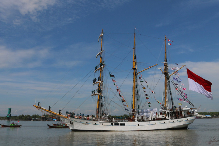 KRI Dewaruci Berlabuh di Belawan