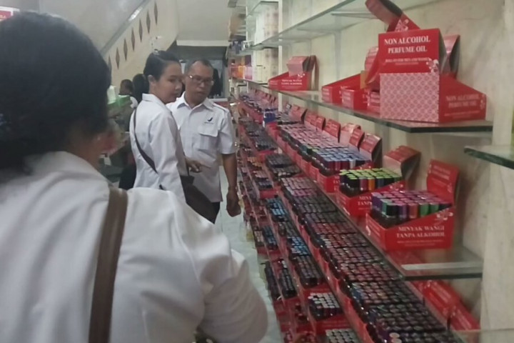 BPOM Pontianak Amakan Puluhan Ribu Minyak Wangi dan Kosmetik Ilegal