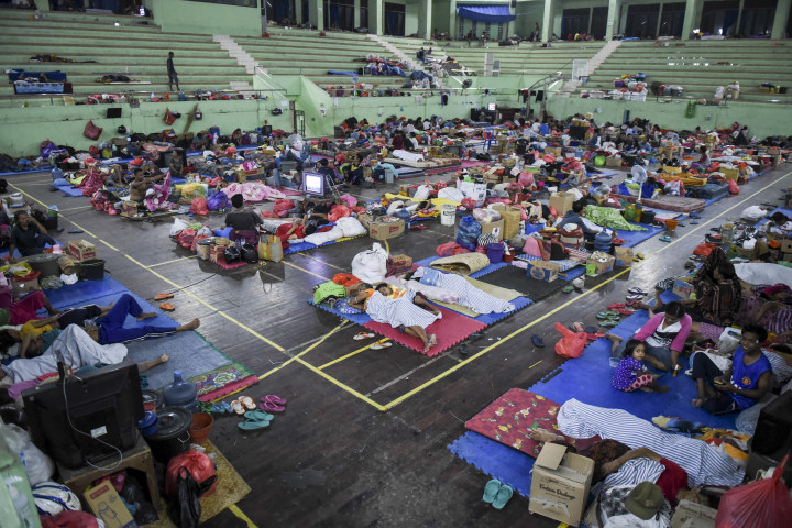 Mengungsi dan Mengabdi