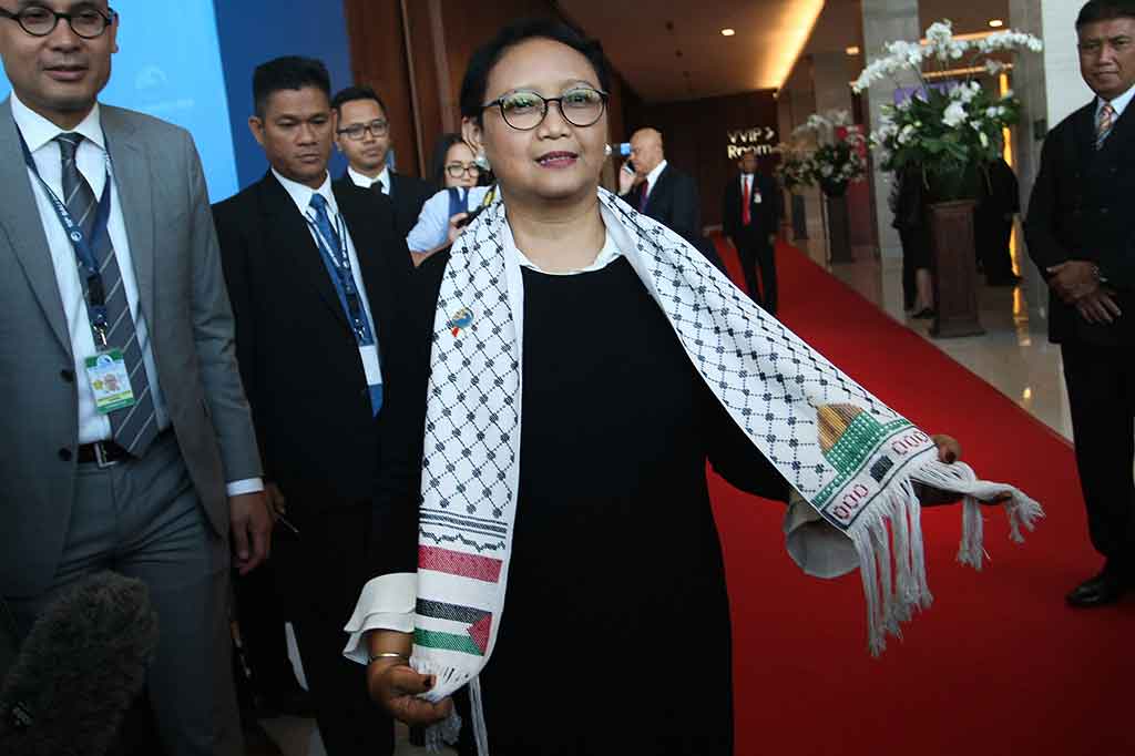 Tunjukkan Dukungan Indonesia, Menlu Pakai Syal Palestina