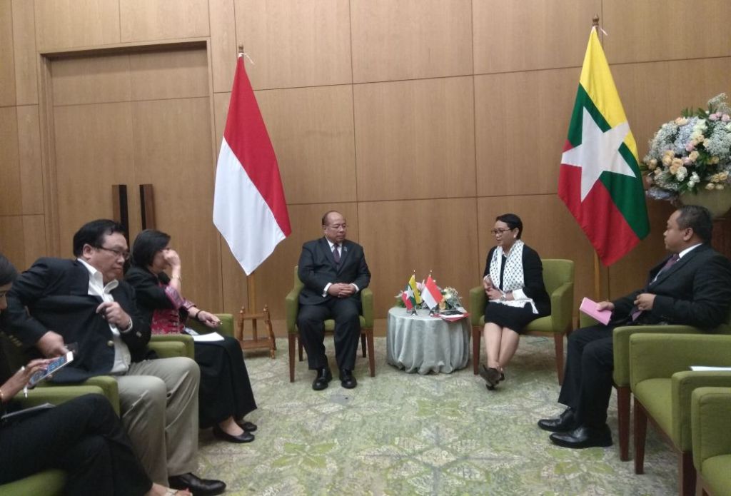 Pertemuan antara Menlu RI Retno Marsudi dengan Penasihat Keamanan Nasional Myanmar U Thaung Tun (Foto: Marcheilla Ariesta).
