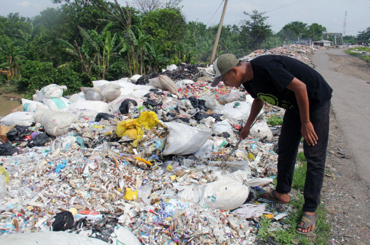 Limbah Medis Menumpuk di Pinggir Jalan Cirebon