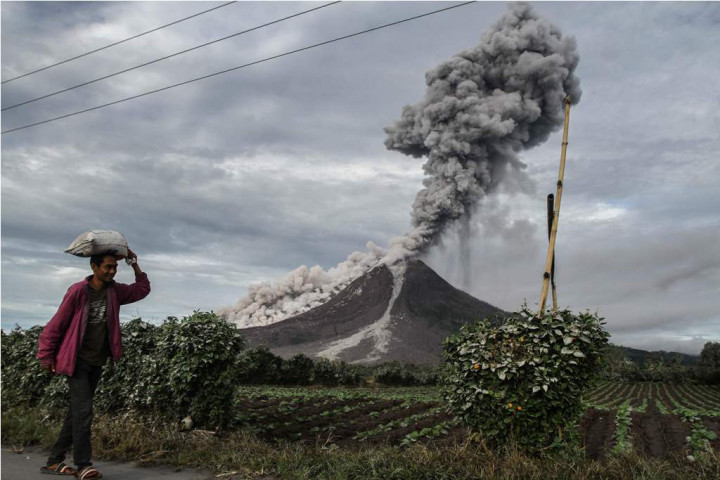 Gunung Sinabung Erupsi, Semburkan Abu Vulkanik Setinggi 3 Km