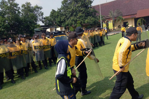 Ratusan anggota Polres Jombang menggelar latihan pengamanan pemilihan kepala daerah (Pilkada) 2018 -- medcom.id/Nurul Hidayat