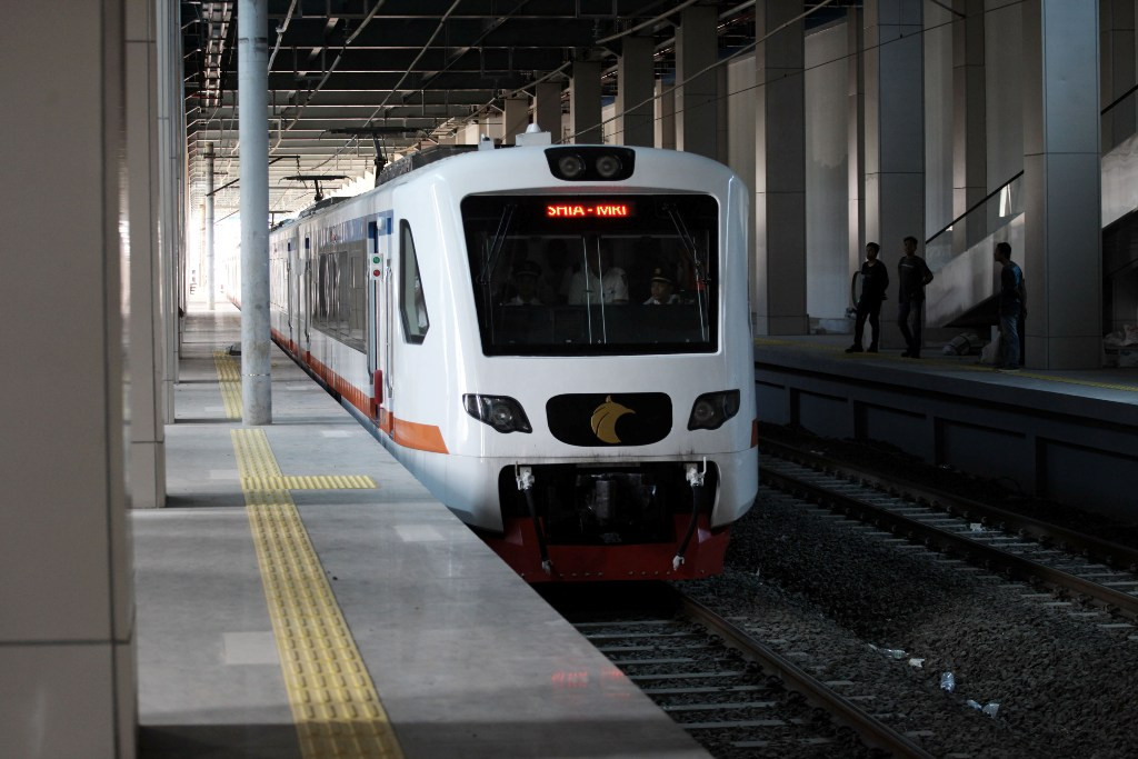 Kereta bandara. (FOTO: MI/ARYA MANGGALA)