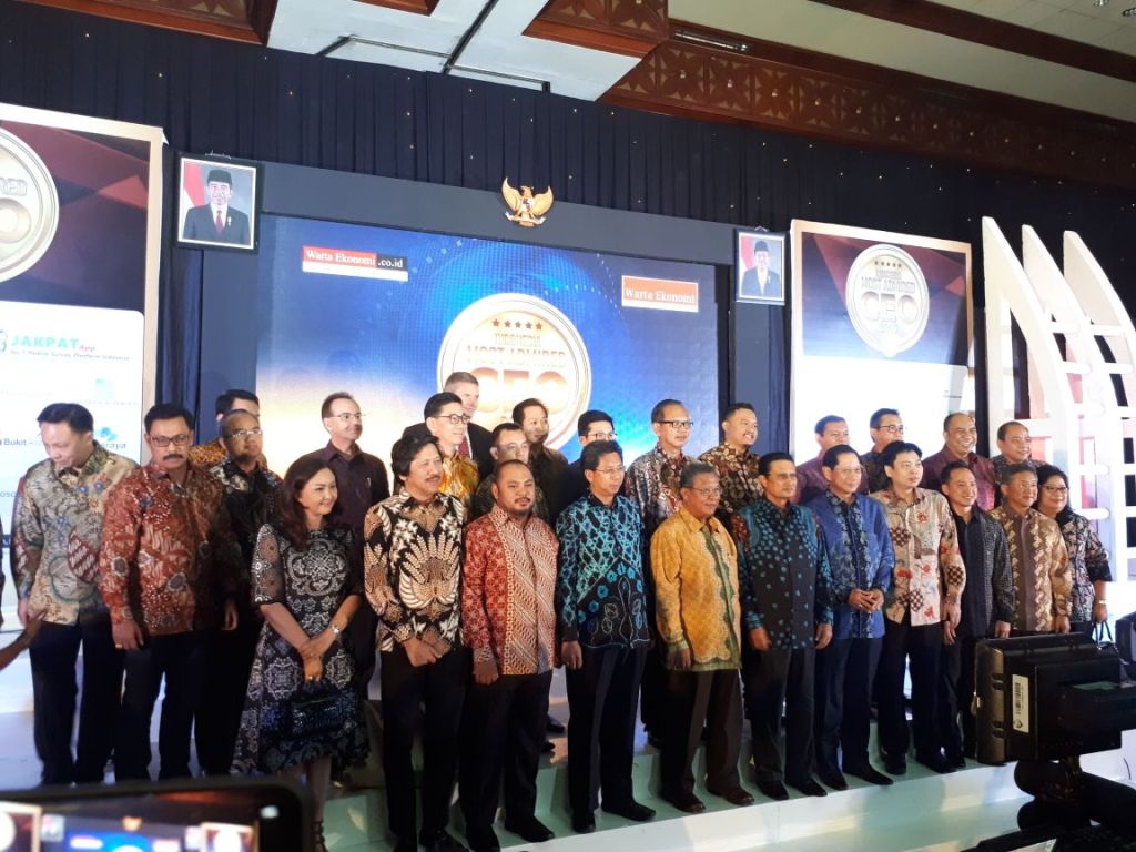 Mirdal Akib (ketiga dari kiri) Finance and Administration Director mewakili Metro TV menerima penghargaan Most Admired CEO. (FOTO: MTVN/Dian Ihsan)