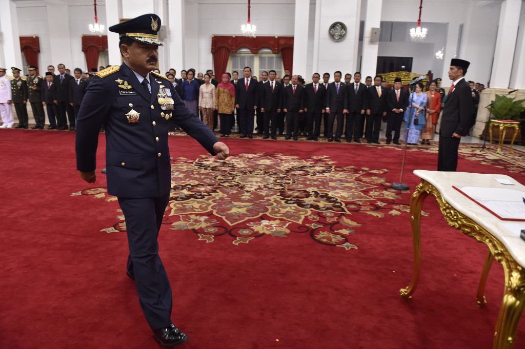Marsekal TNI Hadi Tjahjanto (kiri) bersiap menandatangani berita acara saat upacara pelantikan Panglima TNI di Istana Negara, Jakarta, Jumat (8/12). ANTARA FOTO/Puspa Perwitasari.