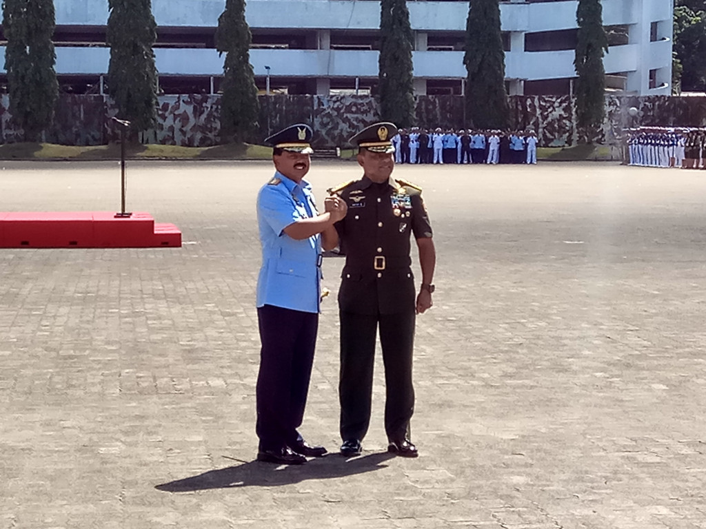 Jenderal Gatot Nurmantyo menyerahkan tongkat komando TNI ke Marsekal Hadi Tjahjanto. Foto: MTVN/Faisal Abdalla.