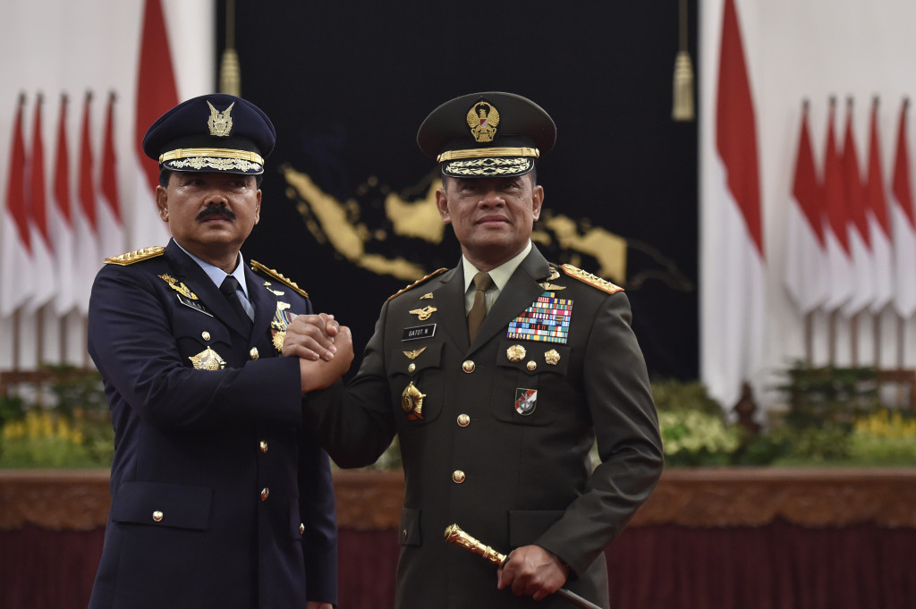 Mantan Panglima TNI Jenderal Gatot Nurmantyo (kanan) bersama pejabat baru Panglima TNI Marsekal Hadi Tjahjanto (kiri) usai upacara pelantikan di Istana Negara, Jakarta. Foto: Antara/Puspa Perwitasari.