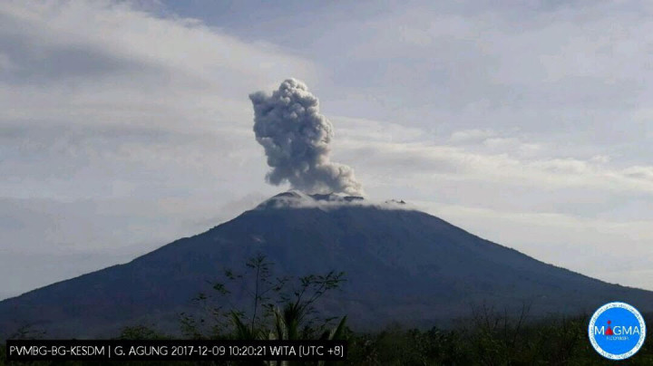 Gunung Agung Keluarkan Material Lapili