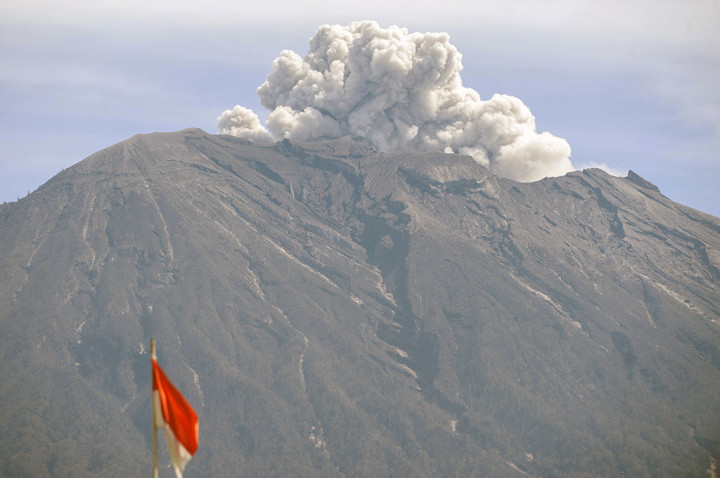 Aktivitas Gunung Agung Terus Meningkat