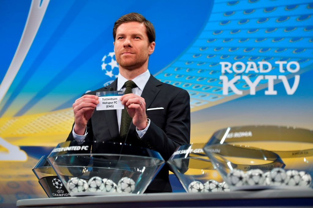 Legenda sepak bola Spanyol Xabi Alonso ikut ambil bagian dalam pengundian Babak 16 besar Liga Champions 2017--2018. (AFP PHOTO / Fabrice COFFRINI)