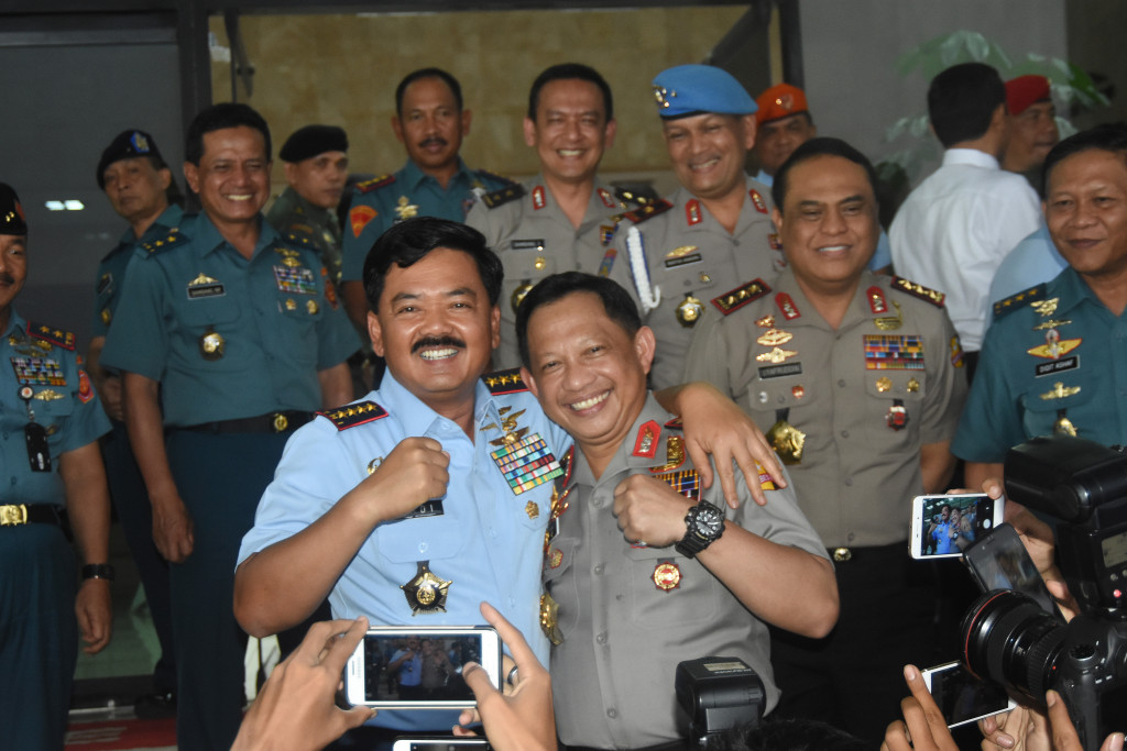 Panglima TNI Marsekal TNI Hadi Tjahjanto (kiri) merangkul Kapolri Jenderal Pol Tito Karnavian (kanan). Foto: Antara/Indrianto Eko Suwarso