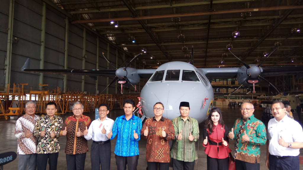 Ketua MPR Zulkifli Hasan dan Wakil Ketua MPR Hidayat Nur Wahid beserta jajaran PT DI. Foto: Medcom.id/Whiisnu Mardiansyah