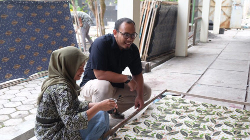 Farid Nurrahman (kanan) mencalonkan diri di Pilkada Temanggung, Jawa Tengah karena restu orang tua. Foto: Istimewa