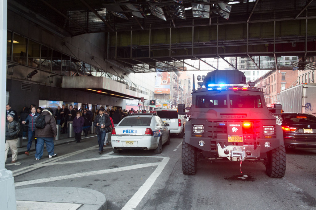 Petugas kepolisian New York langsung memblok jalan setelah ledakan di Times Square, New York . Foto: AFP/Bryan Smith