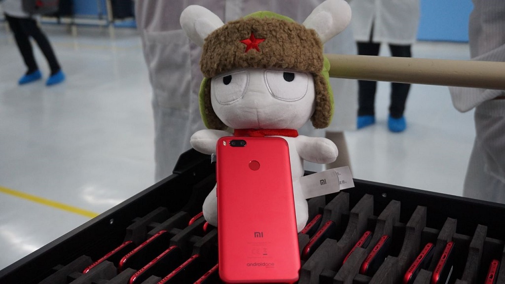 Penampakan Xiaomi Mi A1 edisi warna merah ketika sedang dirakit di PT Sat Nusapersada di Batam, Kepulauan Riau.