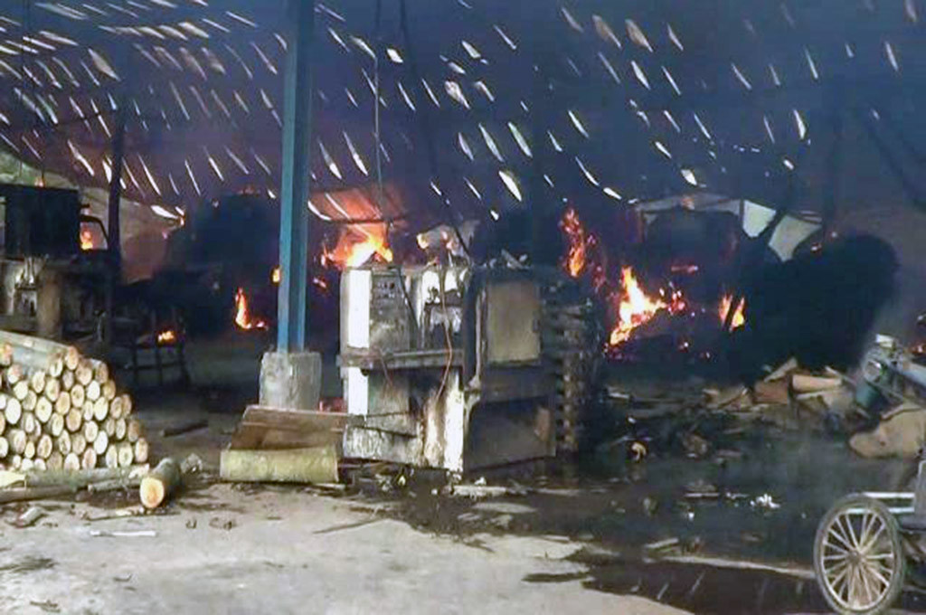 Gudang pabrik pengolahan kayu lapis milik PT Sengon Indah Mas (SIM) di Desa Surodadi, Kecamatan Gringsing, Batang, Jawa Tengah, ludes terbakar -- medcom.id/Iswahyudi