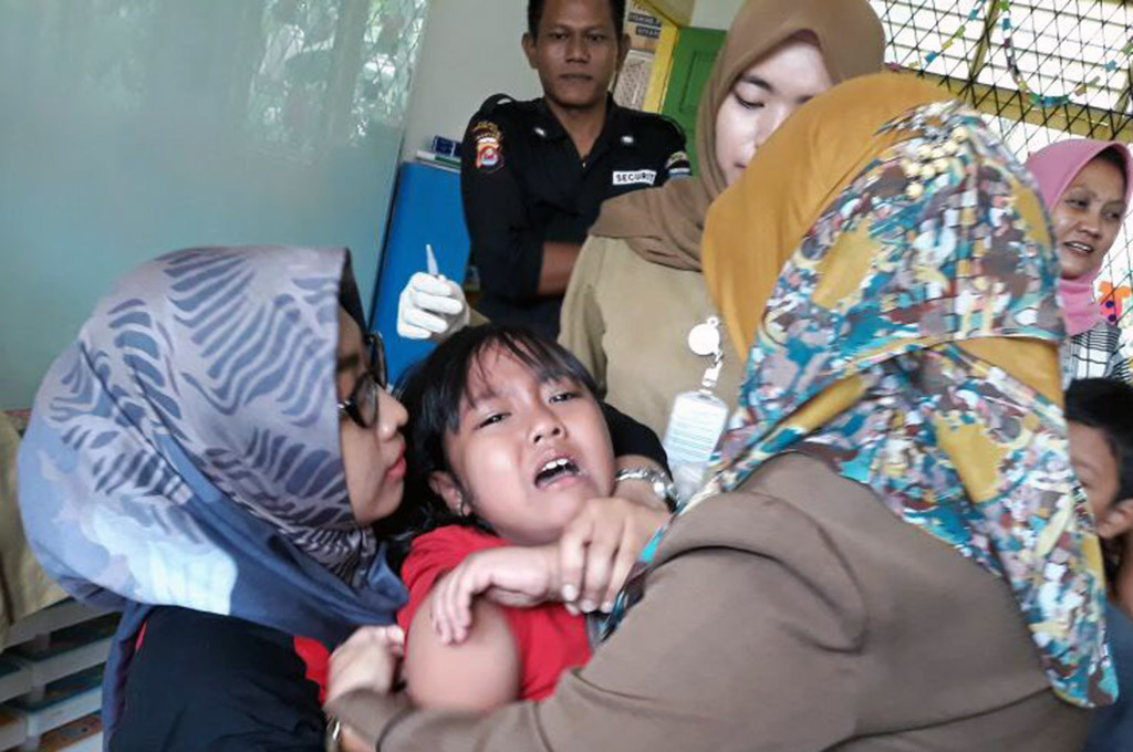 Seorang siswa saat imunisasi difteri di TK Negeri Pembina 5, Bambu Apus, Pamulang, Tangerang Selatan, Banten -- medcom.id/Farhan Dwitama