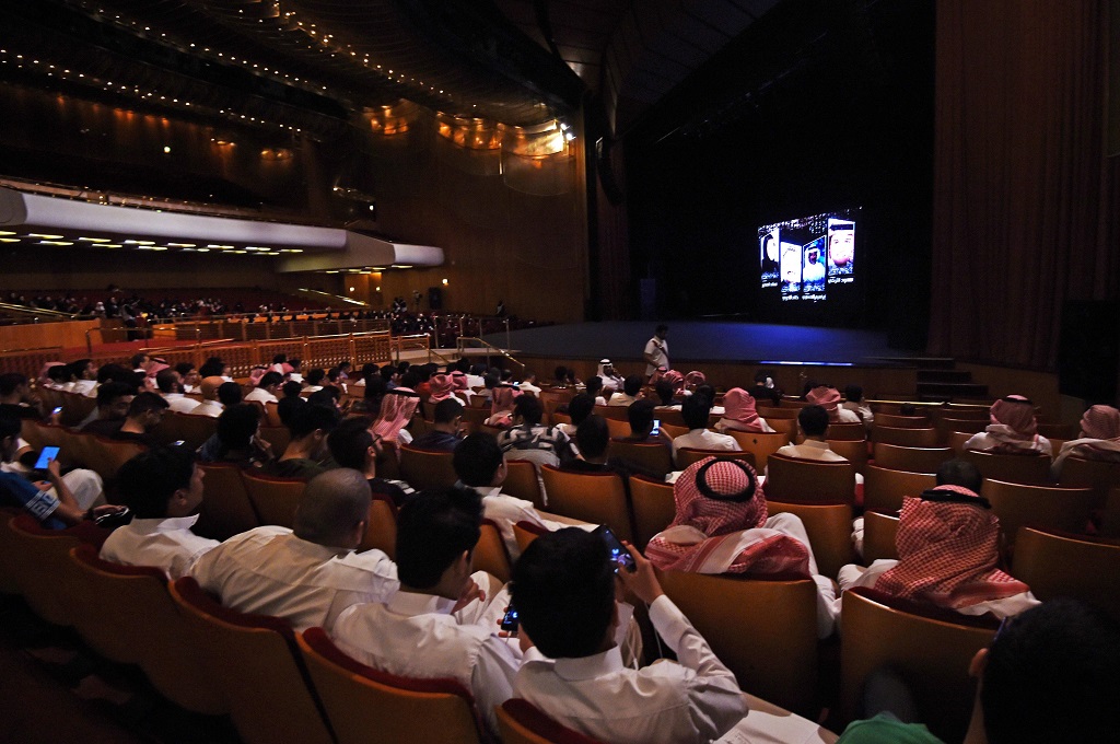 Warga Arab Saudi menonton menghadiri Kompetisi Film Pendek di Pusat Kebudayaan Raja Fahad di Riyadh, 20 Oktober 2017. (Foto: AFP/FAYEZ NURELDINE)