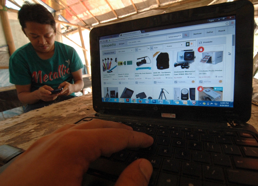 Warga menggunakan perangkat laptop untuk berbelanja daring di daerah Tangerang, Banten. (Foto: ANTARA/Lucky R)