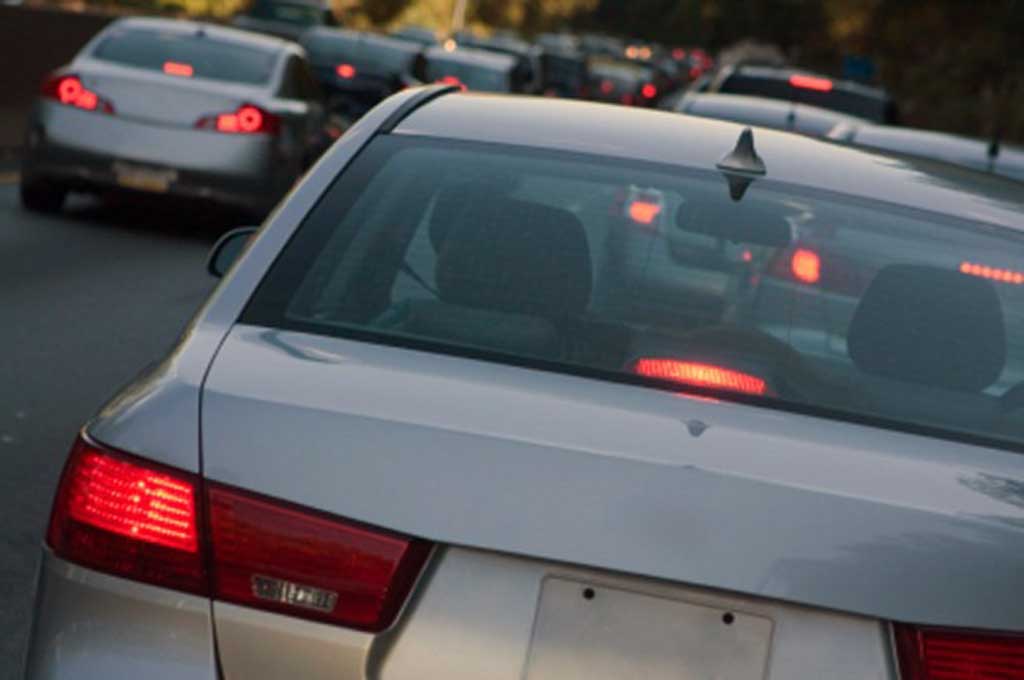 Lampu rem memberikan informasi jika mobil sedang mengurangi kecepatan. EPautos